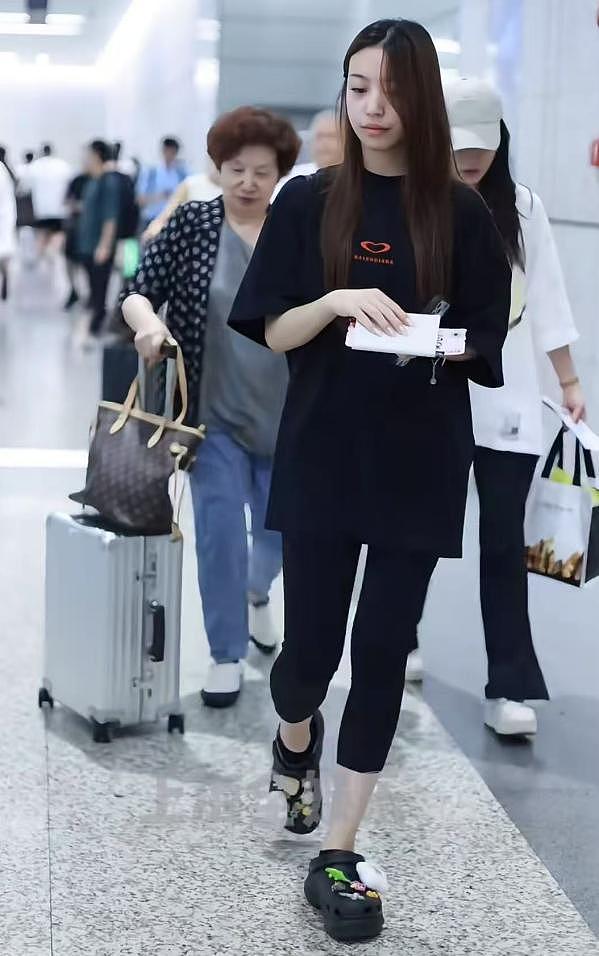 赵薇携妈妈女儿现身机场,75岁魏启颖显年轻,小四月又高又瘦(组图) - 6