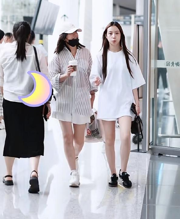 赵薇携妈妈女儿现身机场,75岁魏启颖显年轻,小四月又高又瘦(组图) - 11