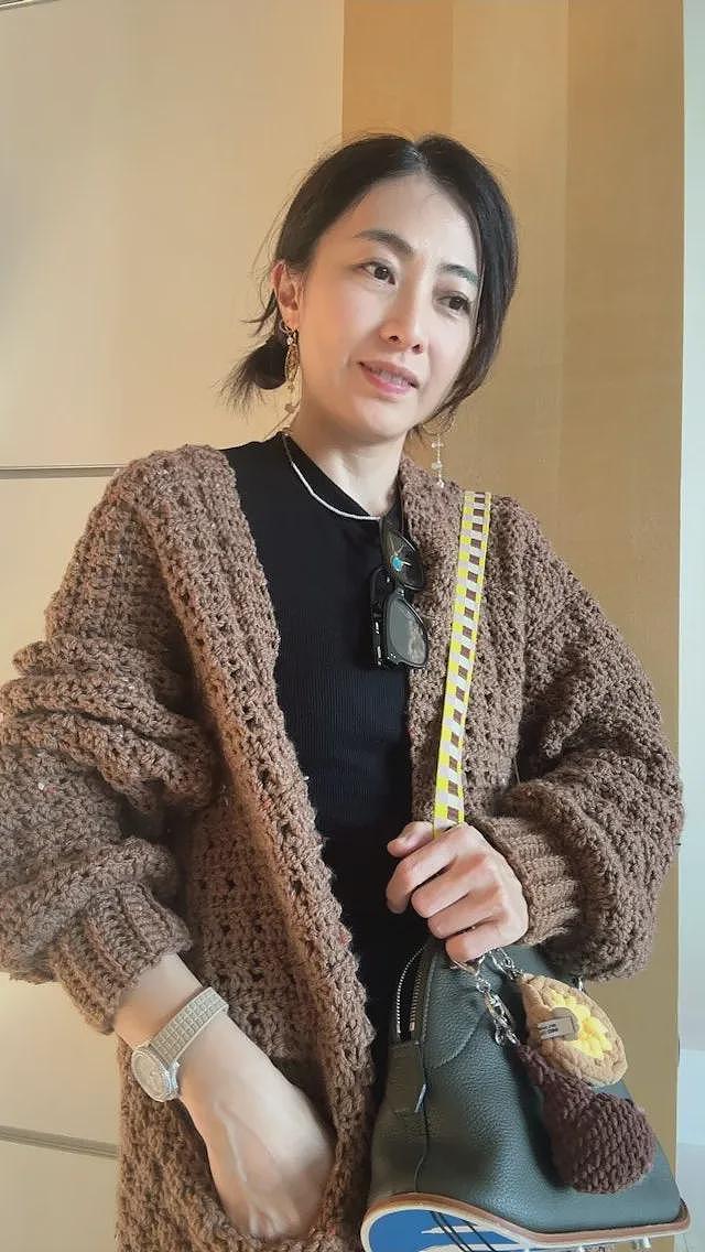 46岁甘比掌权后“不装了”!不背大刘送的爱马仕,每天穿自己织的毛衣(组图) - 37