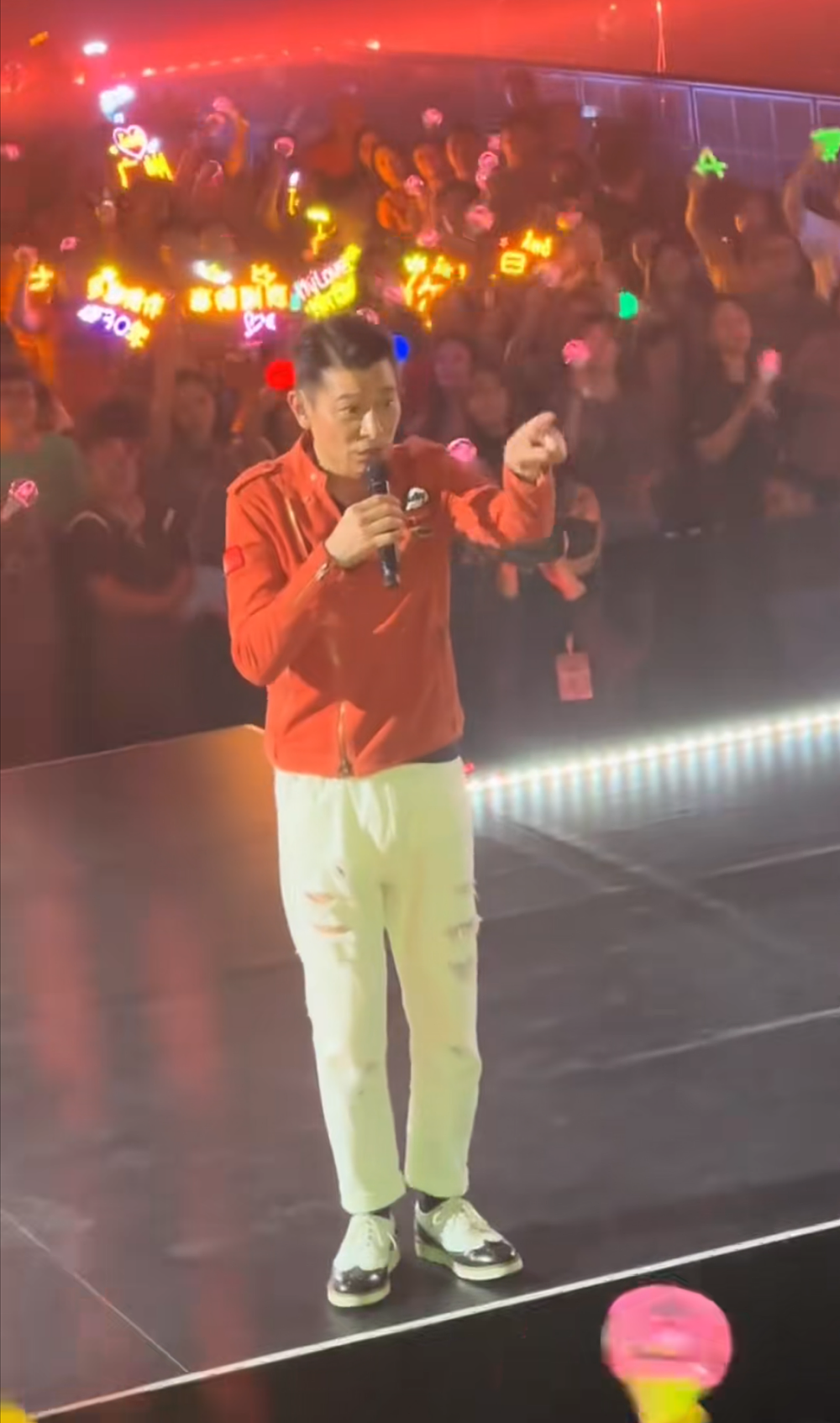刘德华演唱会严禁拍摄,见粉丝摄像瞬间黑脸,现场画面曝光(组图) - 7