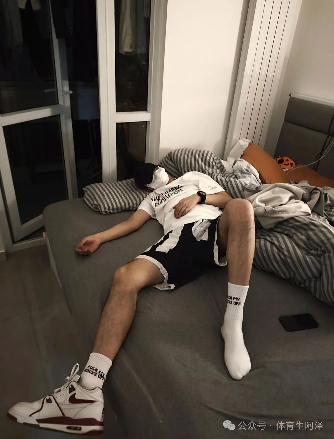 【帅哥】189黑皮白袜体育生双1男主，白袜长腿太诱惑，最喜欢在楼梯口（组图） - 2