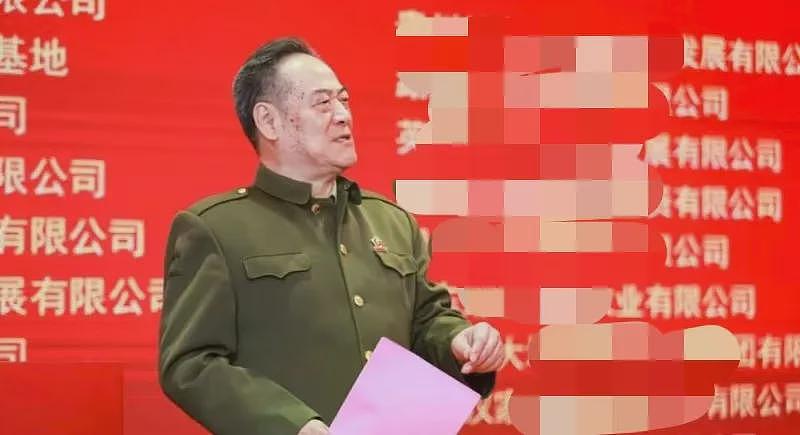 “国务院参事余鹏翔”，是假的！其频频亮相景区、医院活动，4个字“墨宝”被人挂4000元售卖（组图） - 1