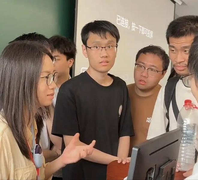 北大韦东奕食堂用餐，穿破洞旧T恤，晋升副教授仍吃5元菜（组图） - 13