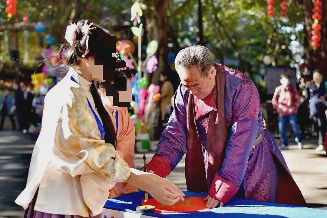 “国务院参事余鹏翔”，是假的！其频频亮相景区、医院活动，4个字“墨宝”被人挂4000元售卖（组图） - 2