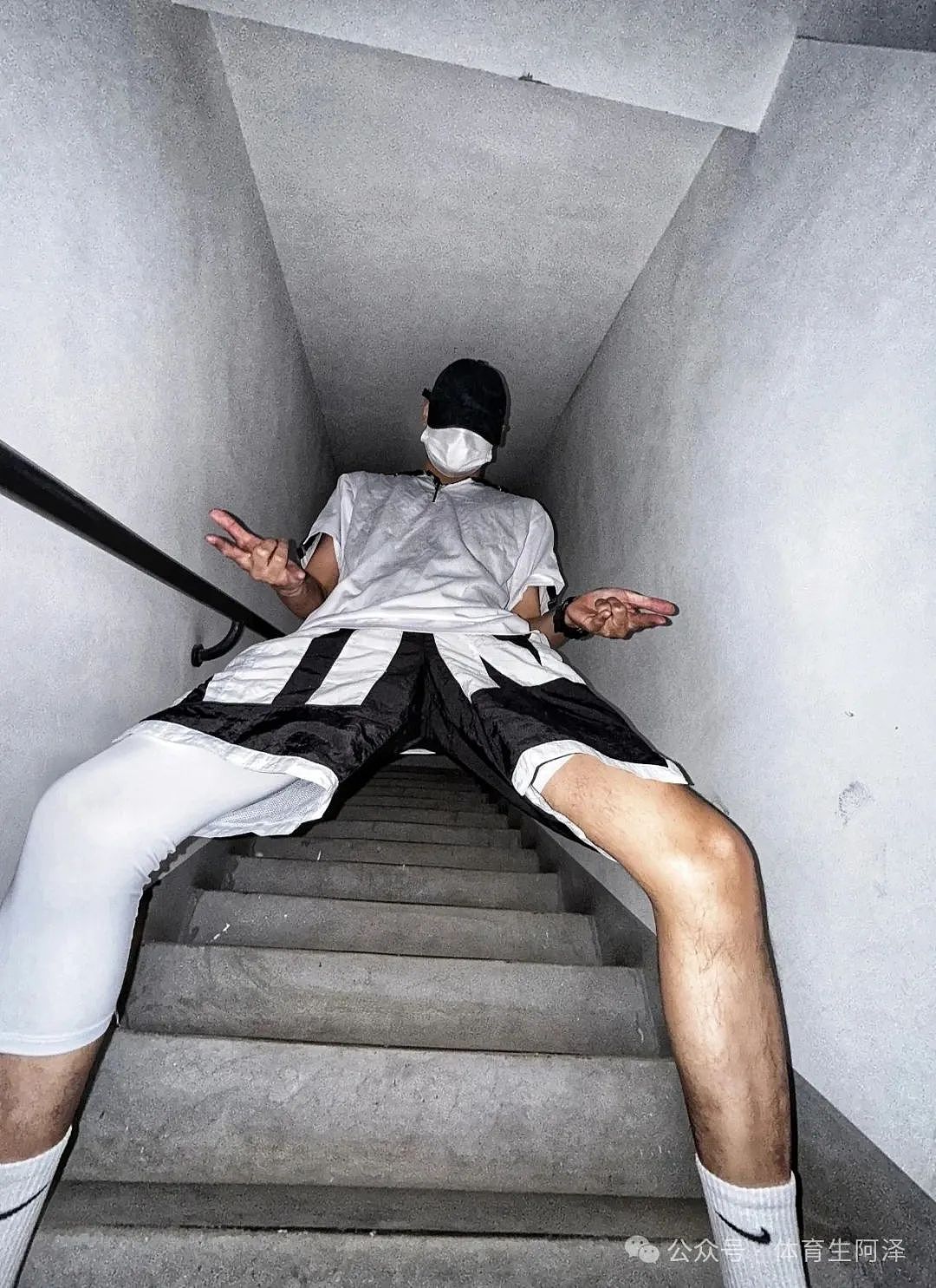 【帅哥】189黑皮白袜体育生双1男主，白袜长腿太诱惑，最喜欢在楼梯口（组图） - 4