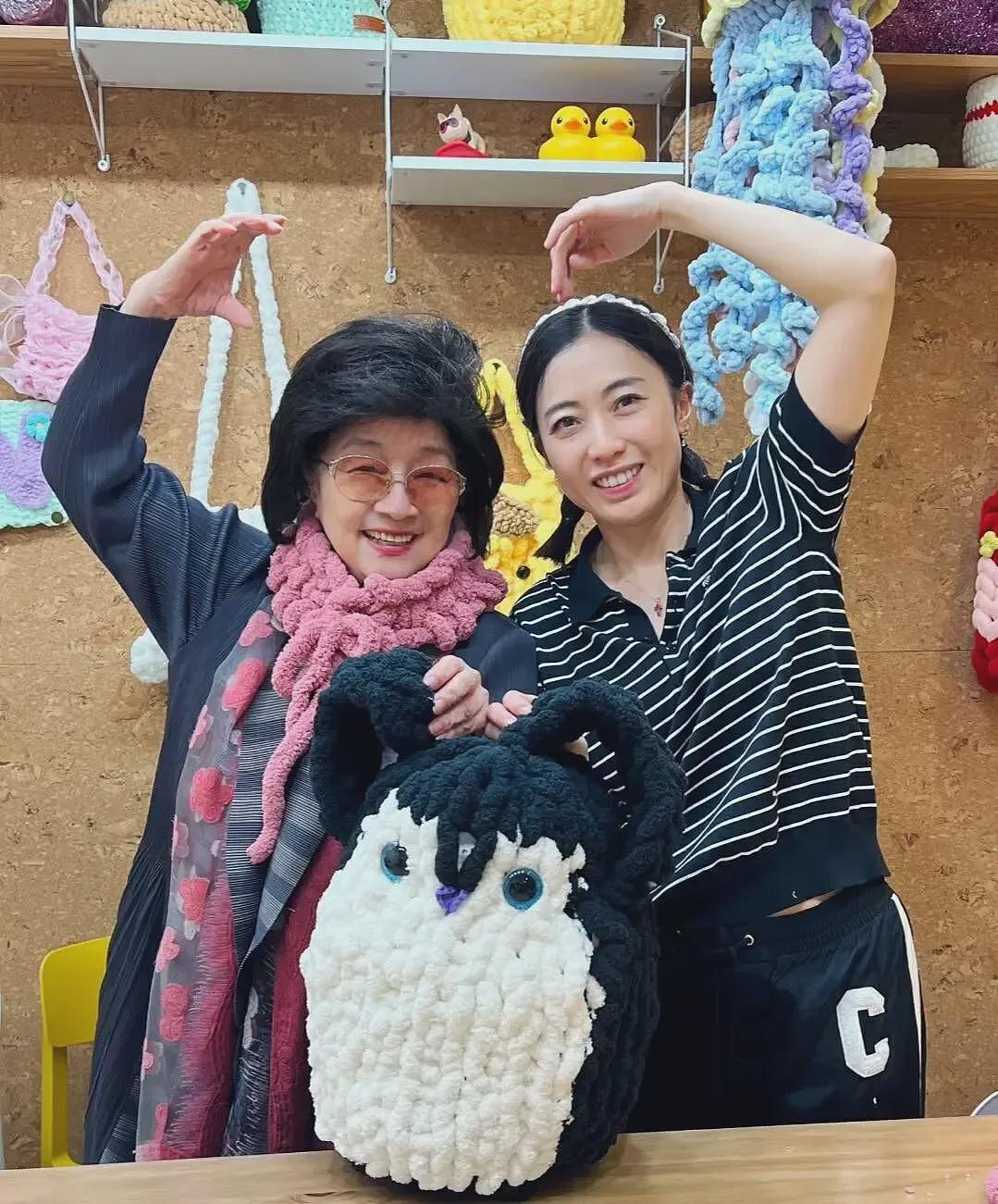 46岁甘比掌权后“不装了”!不背大刘送的爱马仕,每天穿自己织的毛衣(组图) - 47