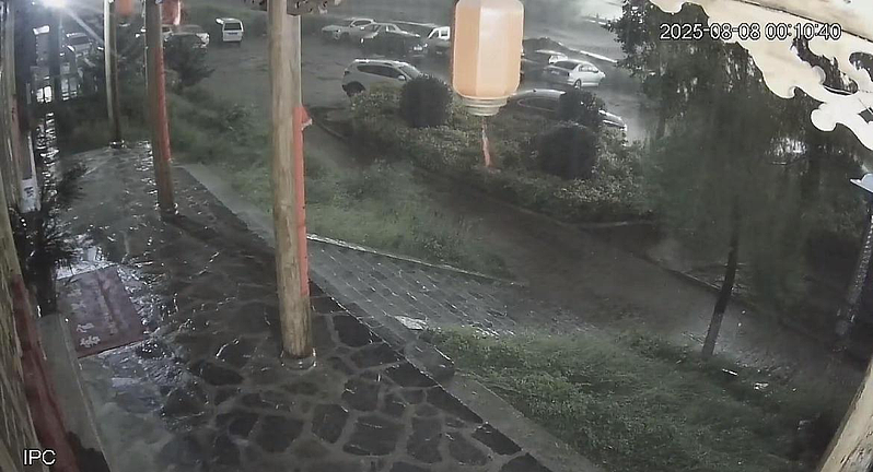 甘肃山洪增至15死！1分钟“清空”停车场10余车，画面惊悚（视频/组图） - 1