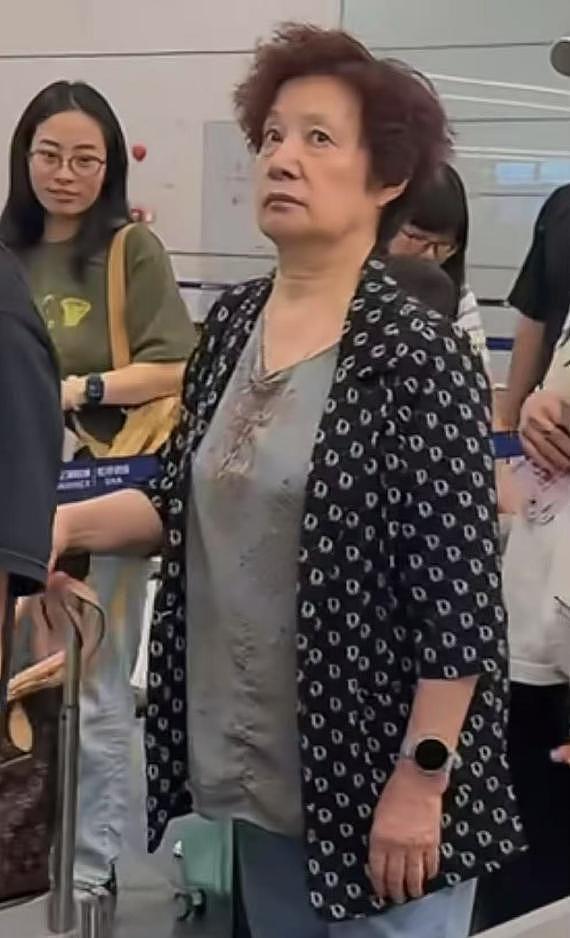 赵薇携妈妈女儿现身机场,75岁魏启颖显年轻,小四月又高又瘦(组图) - 8