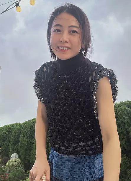46岁甘比掌权后“不装了”!不背大刘送的爱马仕,每天穿自己织的毛衣(组图) - 12
