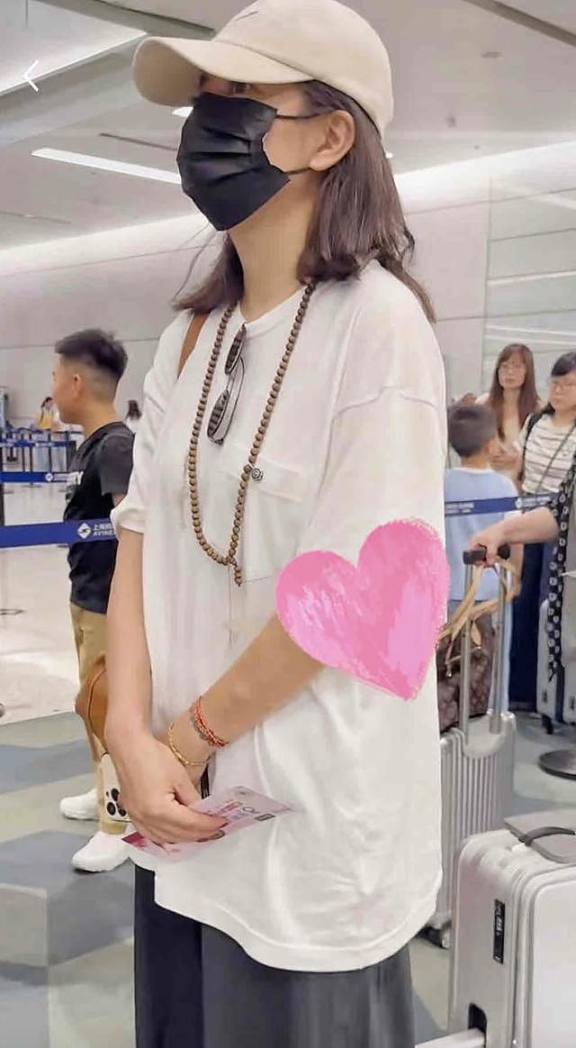 赵薇携妈妈女儿现身机场,75岁魏启颖显年轻,小四月又高又瘦(组图) - 2
