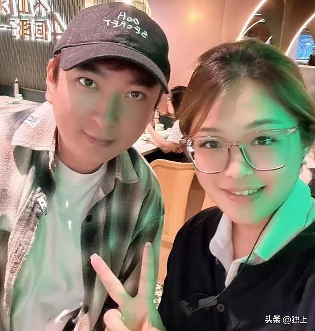 王思聪女友身材太哇塞了,国外穿“胸衣”出门,女生都忍不住心动(组图) - 1