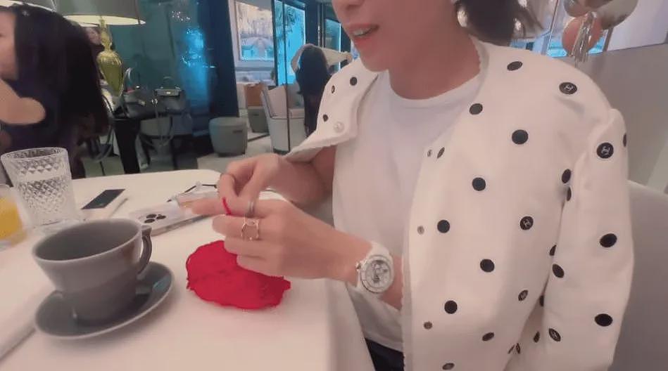 46岁甘比掌权后“不装了”!不背大刘送的爱马仕,每天穿自己织的毛衣(组图) - 13