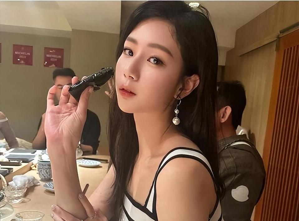 从泳池照到AI伪造,女星AMY深陷释永信谣言风暴,引发热议!(组图) - 2