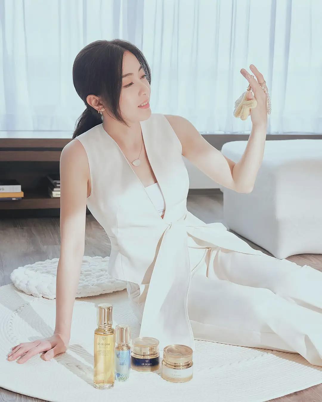 46岁甘比掌权后“不装了”!不背大刘送的爱马仕,每天穿自己织的毛衣(组图) - 3