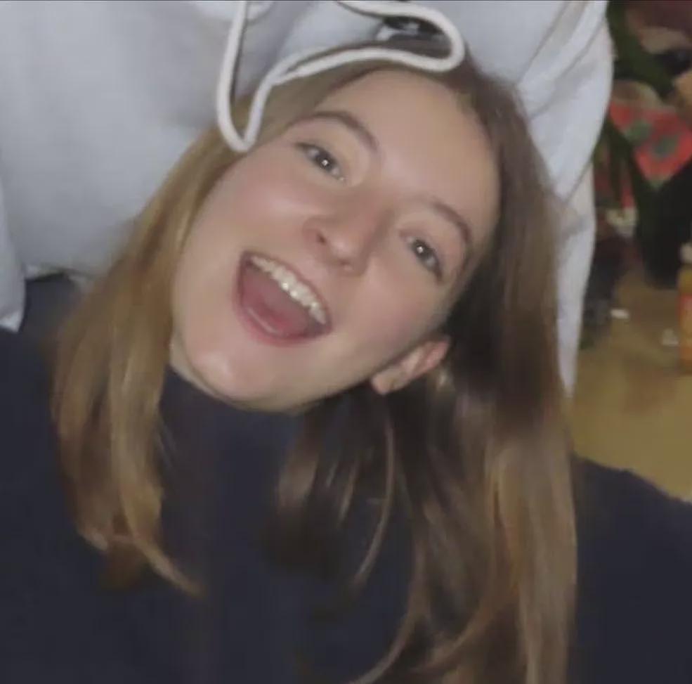 英国王室传噩耗!威廉哈利表妹突离世,20岁文学少女陈尸庄园,死前还在收行李(组图) - 1