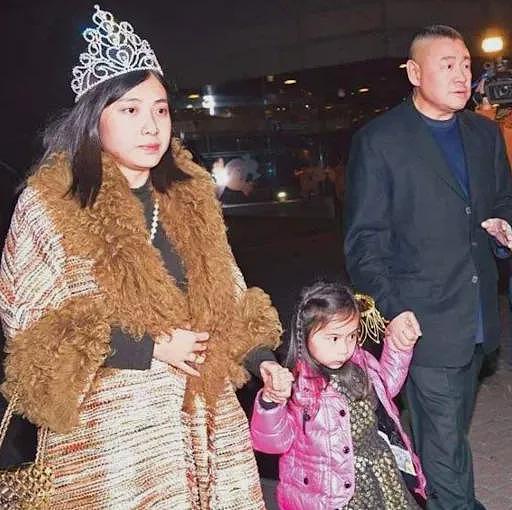 46岁甘比掌权后“不装了”!不背大刘送的爱马仕,每天穿自己织的毛衣(组图) - 20