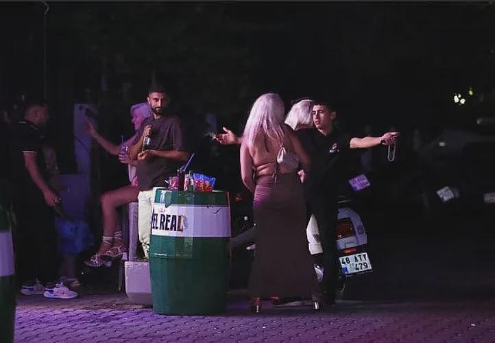 英国中老年女性都爱跑去这个小地方猎艳?!想找真爱,然而只有抓马和陷阱...(组图) - 4