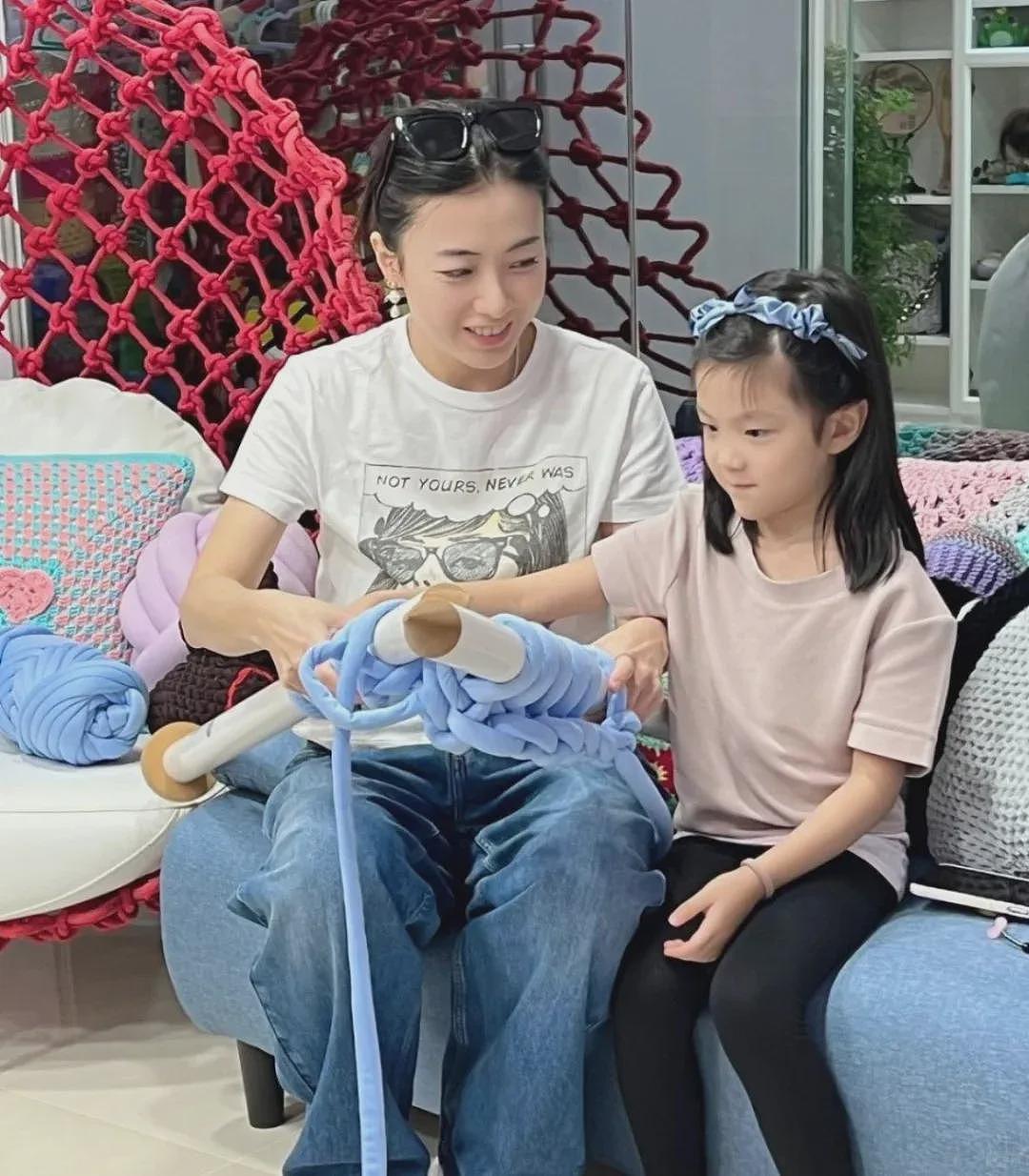 46岁甘比掌权后“不装了”!不背大刘送的爱马仕,每天穿自己织的毛衣(组图) - 17