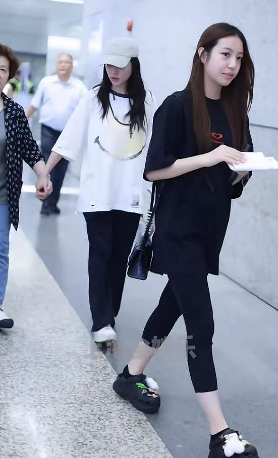 赵薇携妈妈女儿现身机场,75岁魏启颖显年轻,小四月又高又瘦(组图) - 7