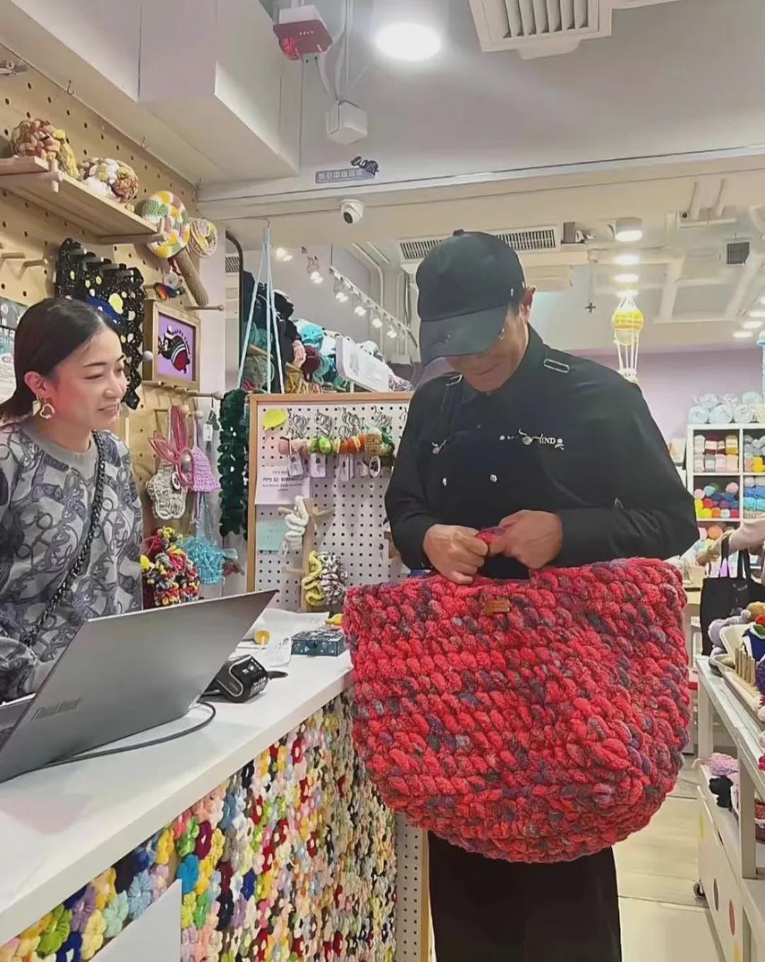 46岁甘比掌权后“不装了”!不背大刘送的爱马仕,每天穿自己织的毛衣(组图) - 43