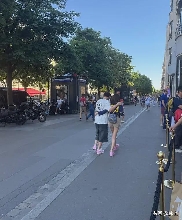 王思聪女友身材太哇塞了,国外穿“胸衣”出门,女生都忍不住心动(组图) - 11