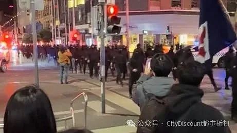半夜蒙面，上百名黑衣男子出现在墨尔本CBD；澳洲警方发布中国留学生被几十个人殴打至重伤案的进展（组图） - 2