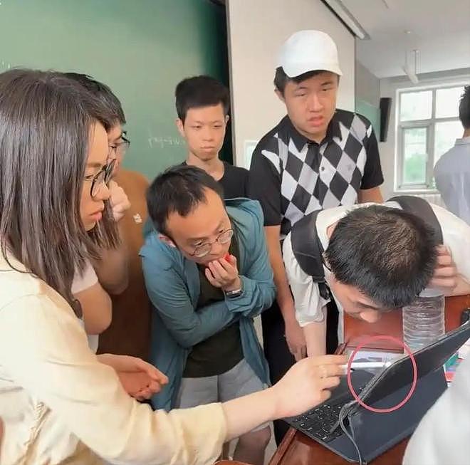 北大韦东奕食堂用餐，穿破洞旧T恤，晋升副教授仍吃5元菜（组图） - 14