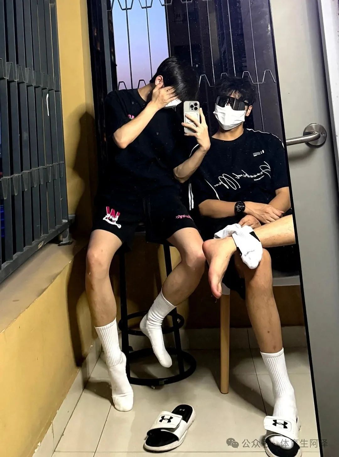 【帅哥】189黑皮白袜体育生双1男主，白袜长腿太诱惑，最喜欢在楼梯口（组图） - 10