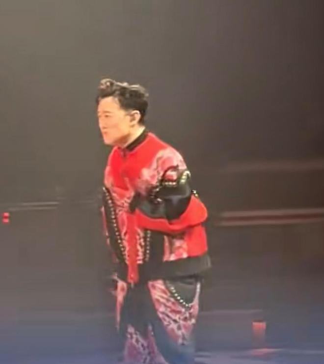 陈奕迅澳门演唱会捂胸干呕，自曝焦虑症停药后失控，粉丝求停演（视频/组图） - 1