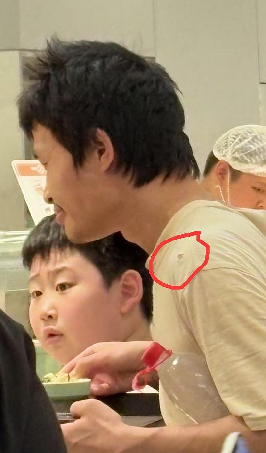 北大韦东奕食堂用餐，穿破洞旧T恤，晋升副教授仍吃5元菜（组图） - 2