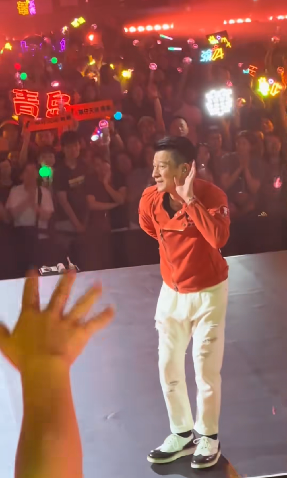 刘德华演唱会严禁拍摄,见粉丝摄像瞬间黑脸,现场画面曝光(组图) - 6