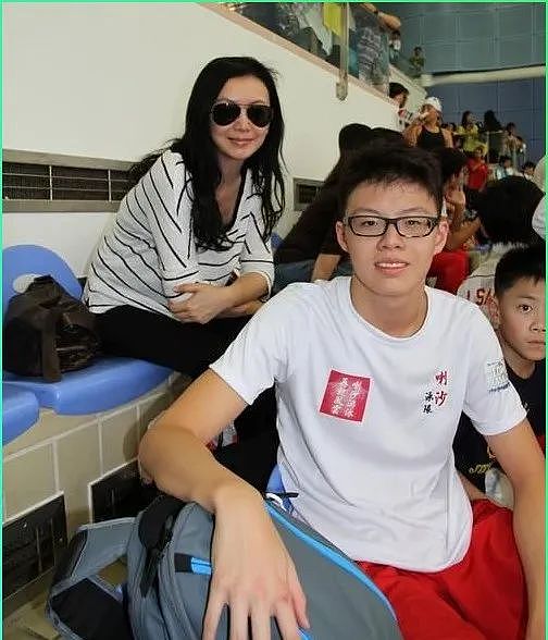 曾是香港一代女神，与梁朝伟同居六年分手，离婚后独自抚养儿子（组图） - 5