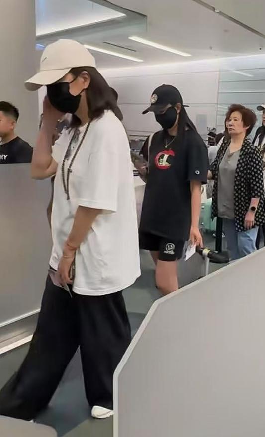 赵薇携妈妈女儿现身机场,75岁魏启颖显年轻,小四月又高又瘦(组图) - 3