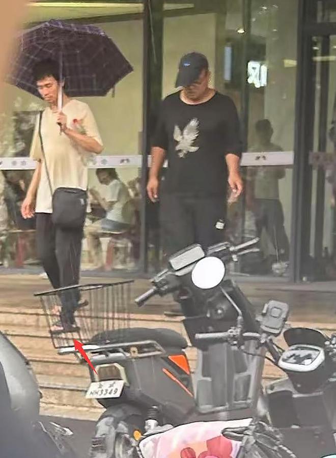 北大韦东奕食堂用餐，穿破洞旧T恤，晋升副教授仍吃5元菜（组图） - 4