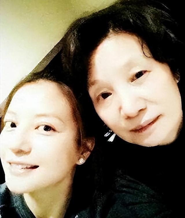 赵薇携妈妈女儿现身机场,75岁魏启颖显年轻,小四月又高又瘦(组图) - 9