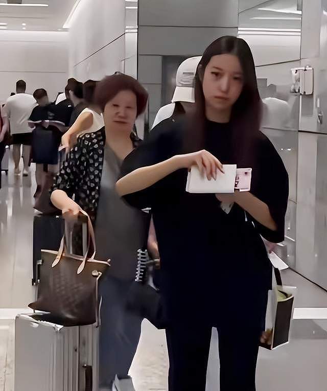 赵薇携妈妈女儿现身机场,75岁魏启颖显年轻,小四月又高又瘦(组图) - 5