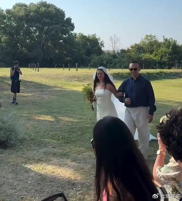 姜文31岁女儿法国大婚！亲妈现身，外国老公抹眼泪，更多细节曝光（组图） - 3