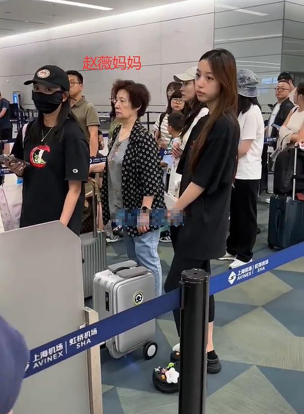 赵薇携妈妈女儿现身机场,75岁魏启颖显年轻,小四月又高又瘦(组图) - 4