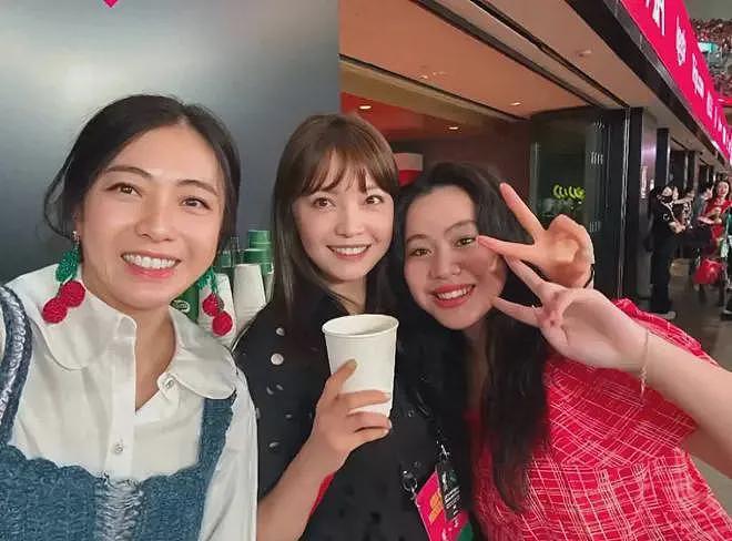 46岁甘比掌权后“不装了”!不背大刘送的爱马仕,每天穿自己织的毛衣(组图) - 5