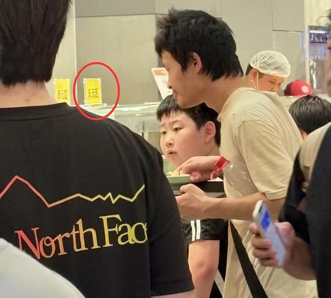 北大韦东奕食堂用餐，穿破洞旧T恤，晋升副教授仍吃5元菜（组图） - 3