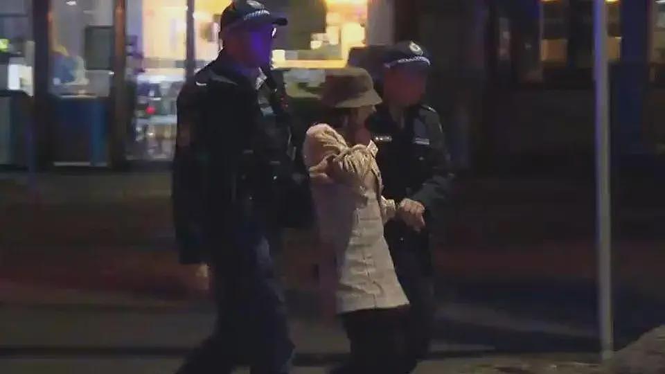 23岁华裔女子在澳洲开劳斯莱斯与奔驰车相撞，因身份、巨额财富来源成谜引热议（组图） - 2