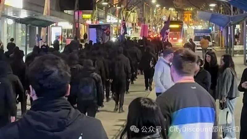 半夜蒙面，上百名黑衣男子出现在墨尔本CBD；澳洲警方发布中国留学生被几十个人殴打至重伤案的进展（组图） - 1