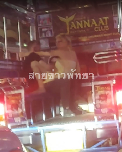 泰国街头惊现活春宫!外籍情侣当众“车震”,司机感受激烈摇晃一看傻眼(组图) - 2