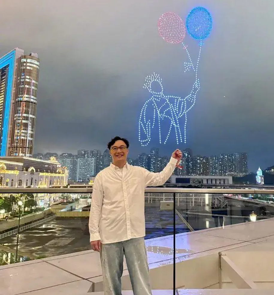 陈奕迅演唱会突发状况！表情痛苦，捂胸干呕（组图） - 2