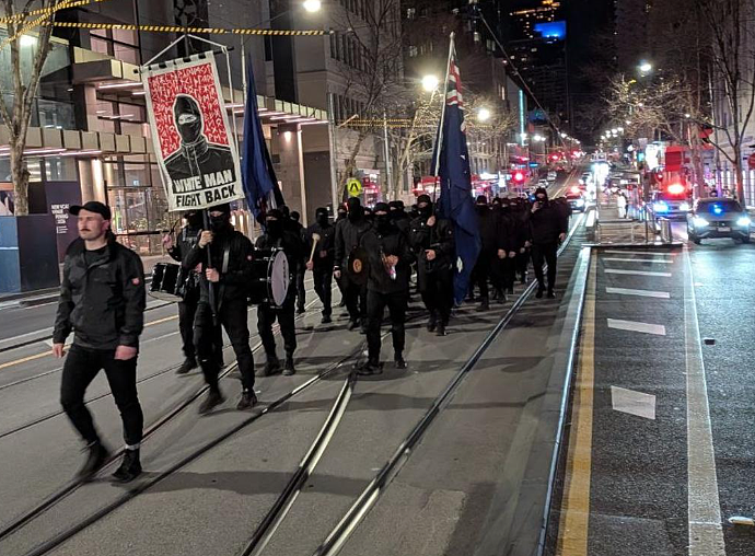 澳洲CBD半夜惊现上百蒙面黑衣人！华人在澳洲商场遭teenager围殴，重伤进ICU（组图） - 2