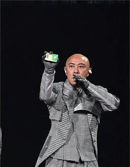 60岁男星张卫健在演唱会上掏出老年卡,求大家别欺负老人家(组图) - 2