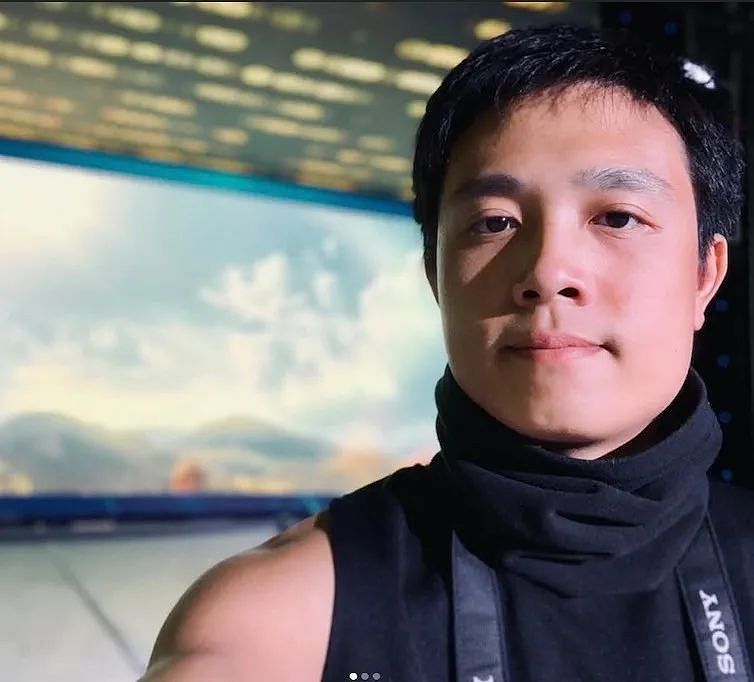 男子自以为是网红,飞机上抽烟还要曝光空姐?视频发出被群嘲:求锤得锤(组图) - 1