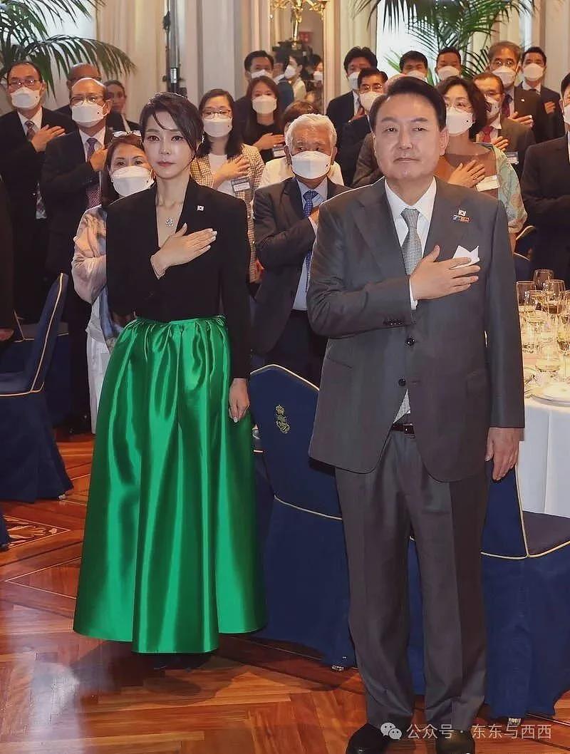 前总统脱光撒泼打滚，夫人出访戴高仿奢牌项链？现实比短剧更狗血……（组图） - 30