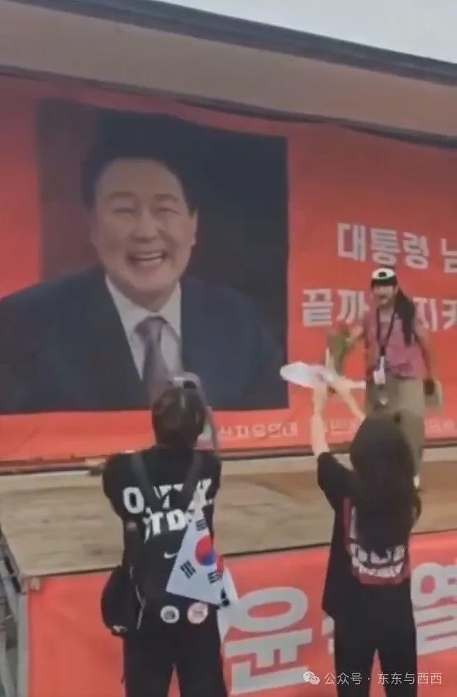 前总统脱光撒泼打滚，夫人出访戴高仿奢牌项链？现实比短剧更狗血……（组图） - 24
