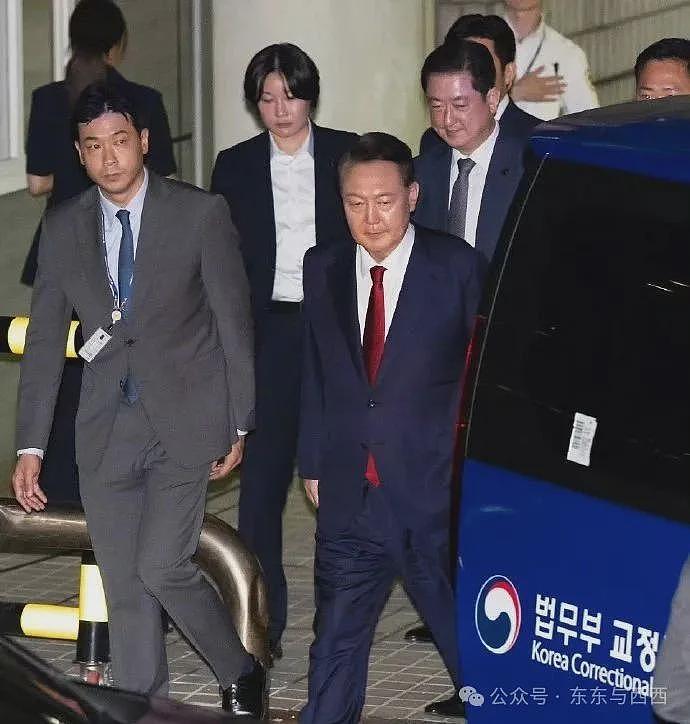 前总统脱光撒泼打滚，夫人出访戴高仿奢牌项链？现实比短剧更狗血……（组图） - 21